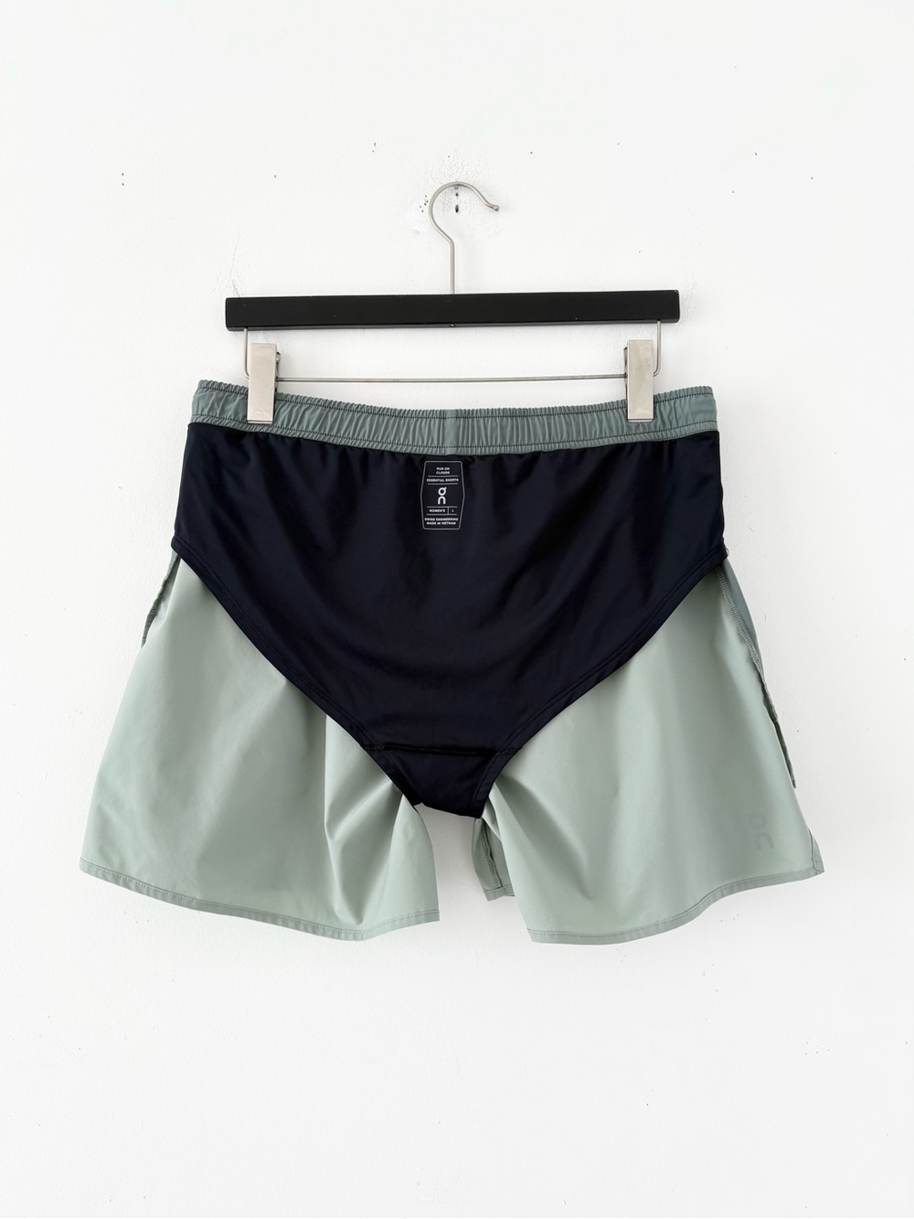 ON Essential Shorts - Picture 4 of 10